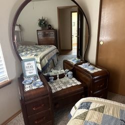 🛏️ Antique Waterfall Complete Bedroom Set. Bed frame is Full Size.