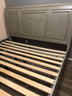 King Size Bed w nightstand