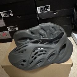 adidas Yeezy Foam Runner Carbon IG5349 Mens Size 10 Brand New