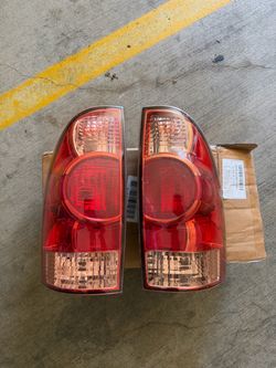 05-15 Tacoma tail lights