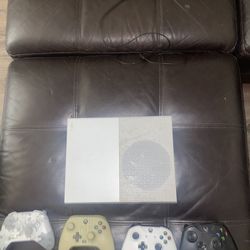 Xbox 1 S with 4 controllers