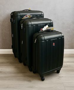 NEW SwissGear 3 Piece Luggage W/ Carry On, Hardside Expandable Suitcase W/ Spinner Wheels !
