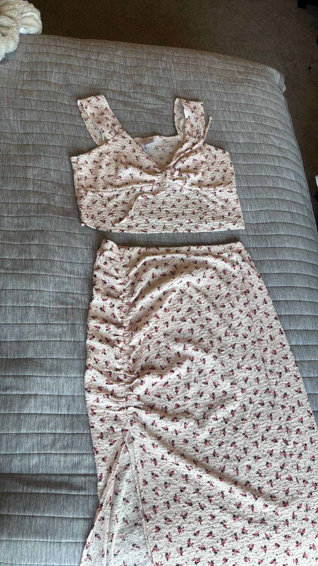 Suit-skirt with a top