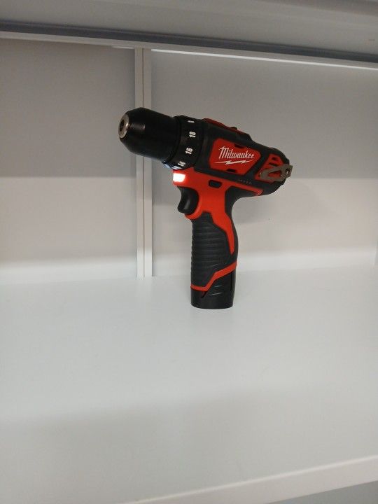 Milwaukee New M12 Drill More Battery 2.0 M12