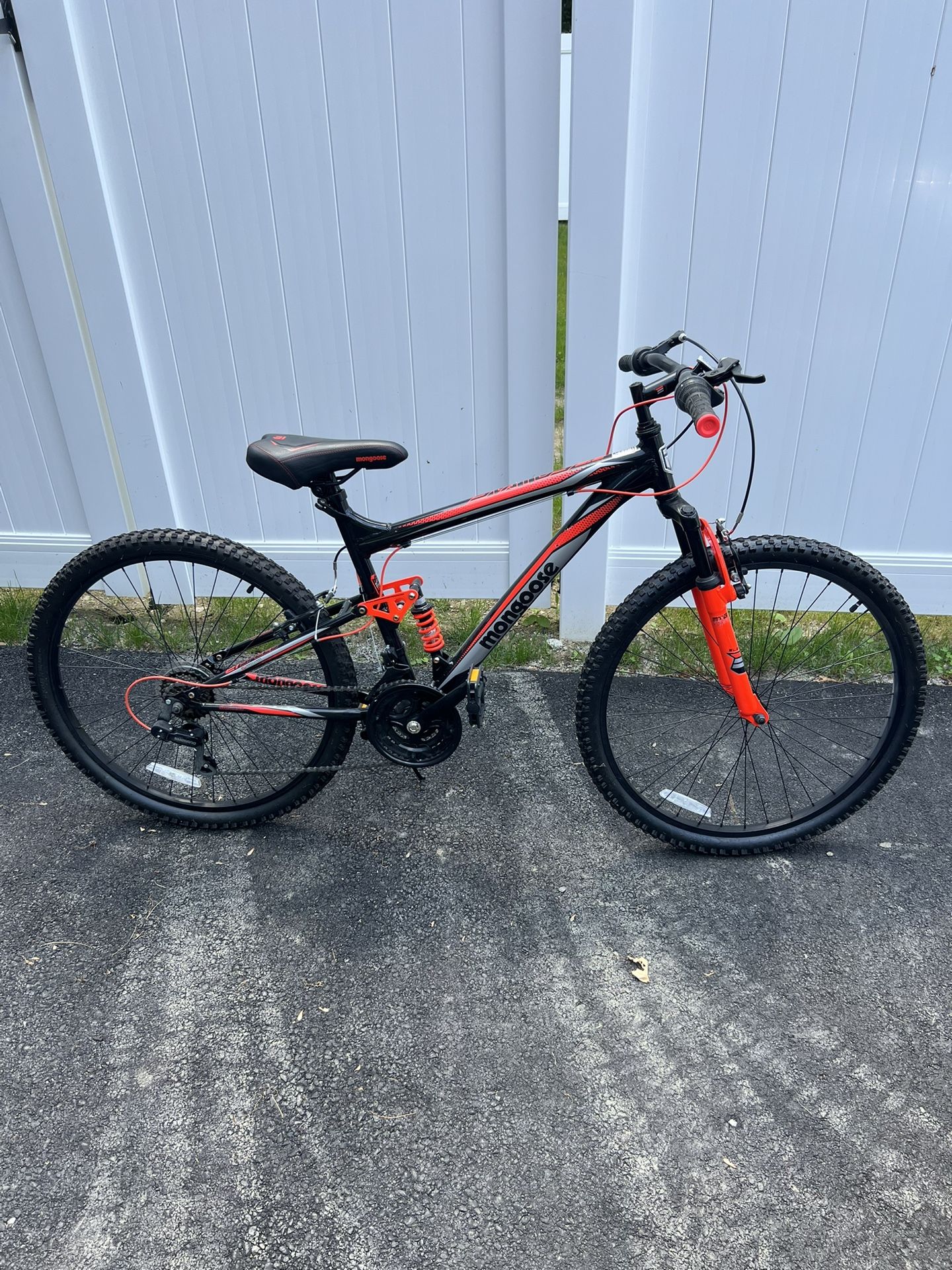 mongoose mens 26 inch m status 2.2 bike