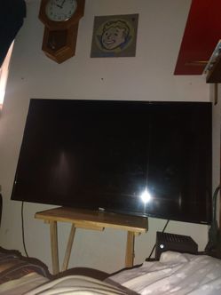 TCL Smart Roku TV w mount 49in