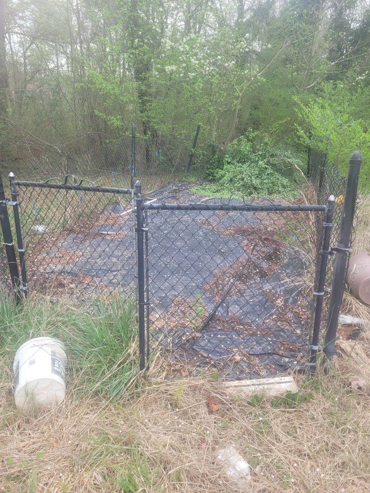 22'x12' Fence with Gate & Weed protector