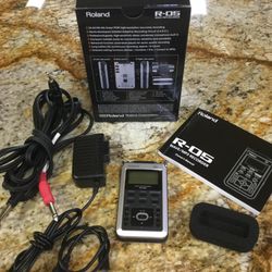Roland R-05 Wave/MP3 Recorder with Accessories