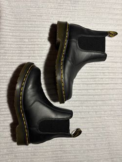 SIZE 7 Dr. Martens black leather Slip Resistant boots #drmartens    Very minor damage in the front (displayed on the final slide)