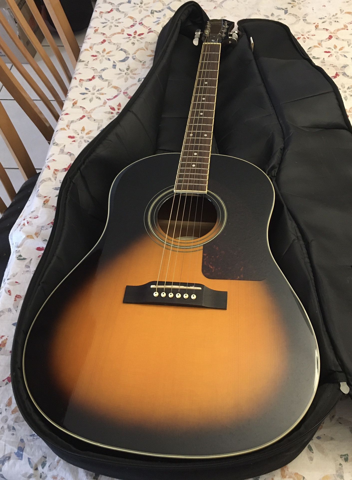 Vintage Gibson Epiphone Dreadnought Sunburst Jumbo Body Acoustic Guitar w/ Roadrunner Gig Bag AJ-220S/VS (like new condition) Solid Sitka spruce top a
