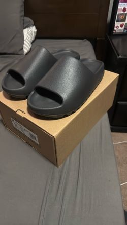 YEEZY SLIDES