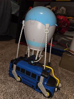 Fortnite Battle Bus with 10 minifigures and accessories!