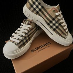 Designer shoes for sale different sizes available// Zapatos de diseñador en venta diferente tallas disponibles