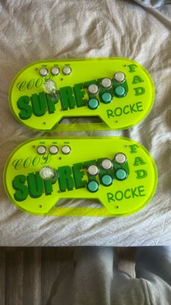 Retro arcade game console 