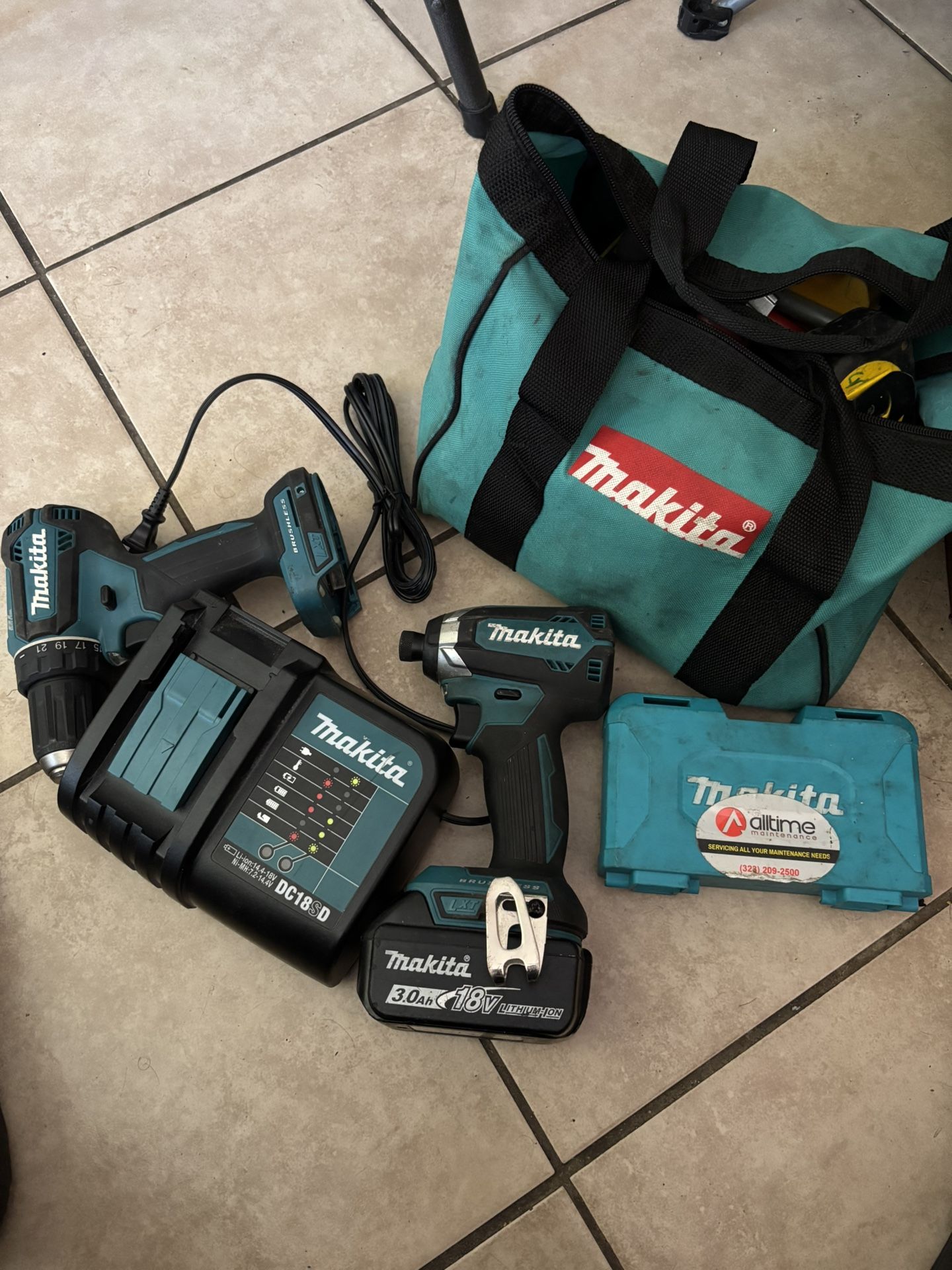 Drill set with a battery and its bag and box of bits