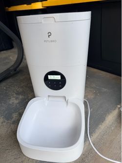 Automatic pet feeder