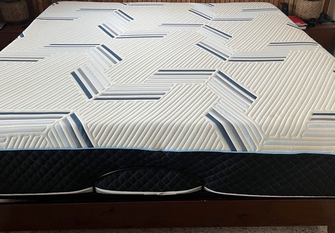 King Therapedic Memory Mattress (like New)