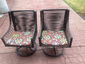 Porch chairs with cushions/ sillas de patio