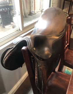 English jumping saddle 17” great condition