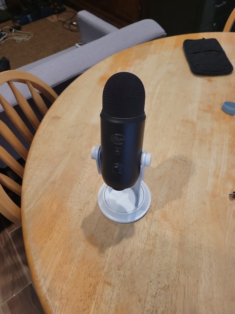 Blue Yeti, Black colored, white stand