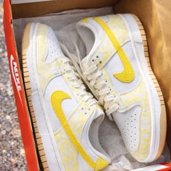 Nike Dunk Low SE "Yellow Strike"