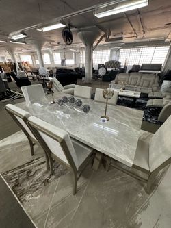 LOW STOCK ‼️Dining room table + 6 chairs