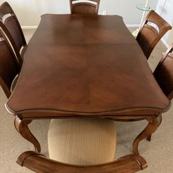 Dinning Table And Chairs 