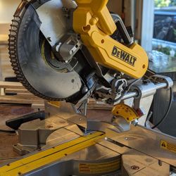 DeWalt Compound Sliding Miter saw DWS 779 