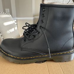 Dr. Martens Big Kids Sz 5 - Brand New 