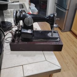 1940 PRECISION DELUXE SEWING MACHINE