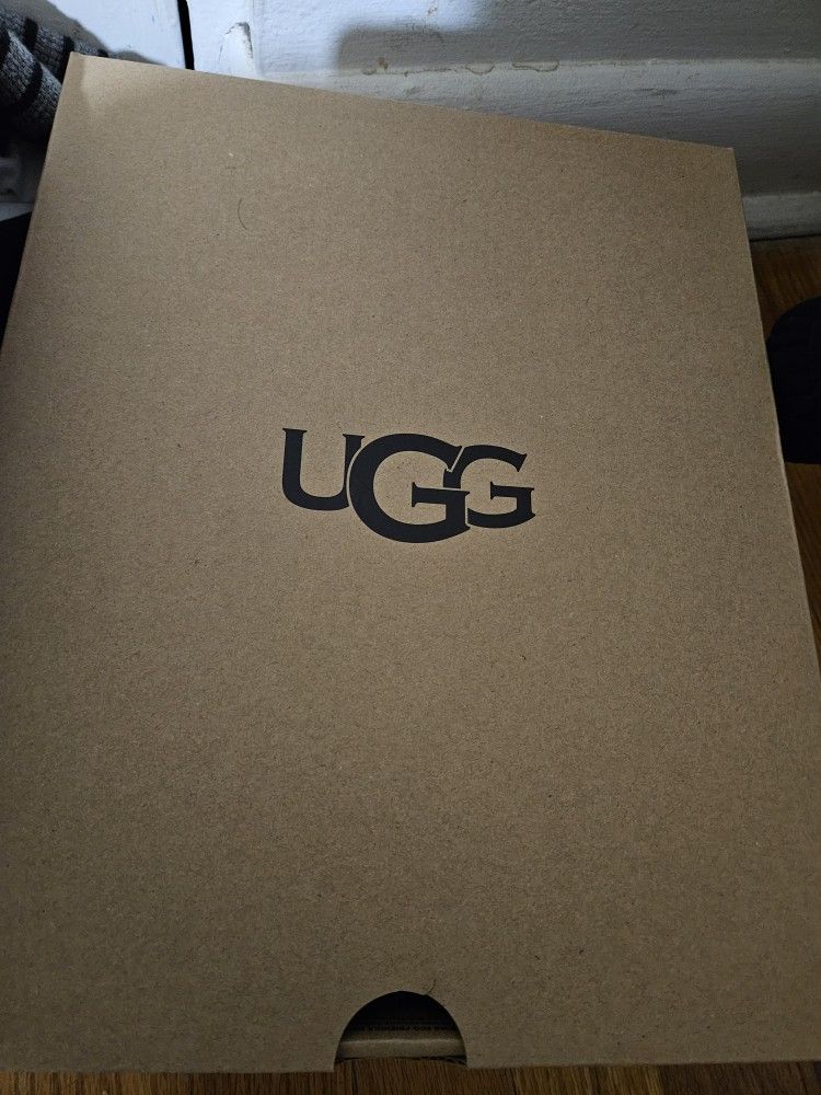 UGG. Size 5