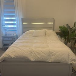 Gray Full Panel, Bed And Dresser/Mirror