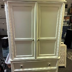 Armoire In Excellent Condition $195