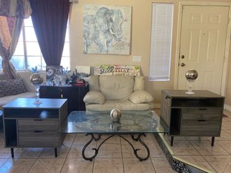 2 nightstands/end tables