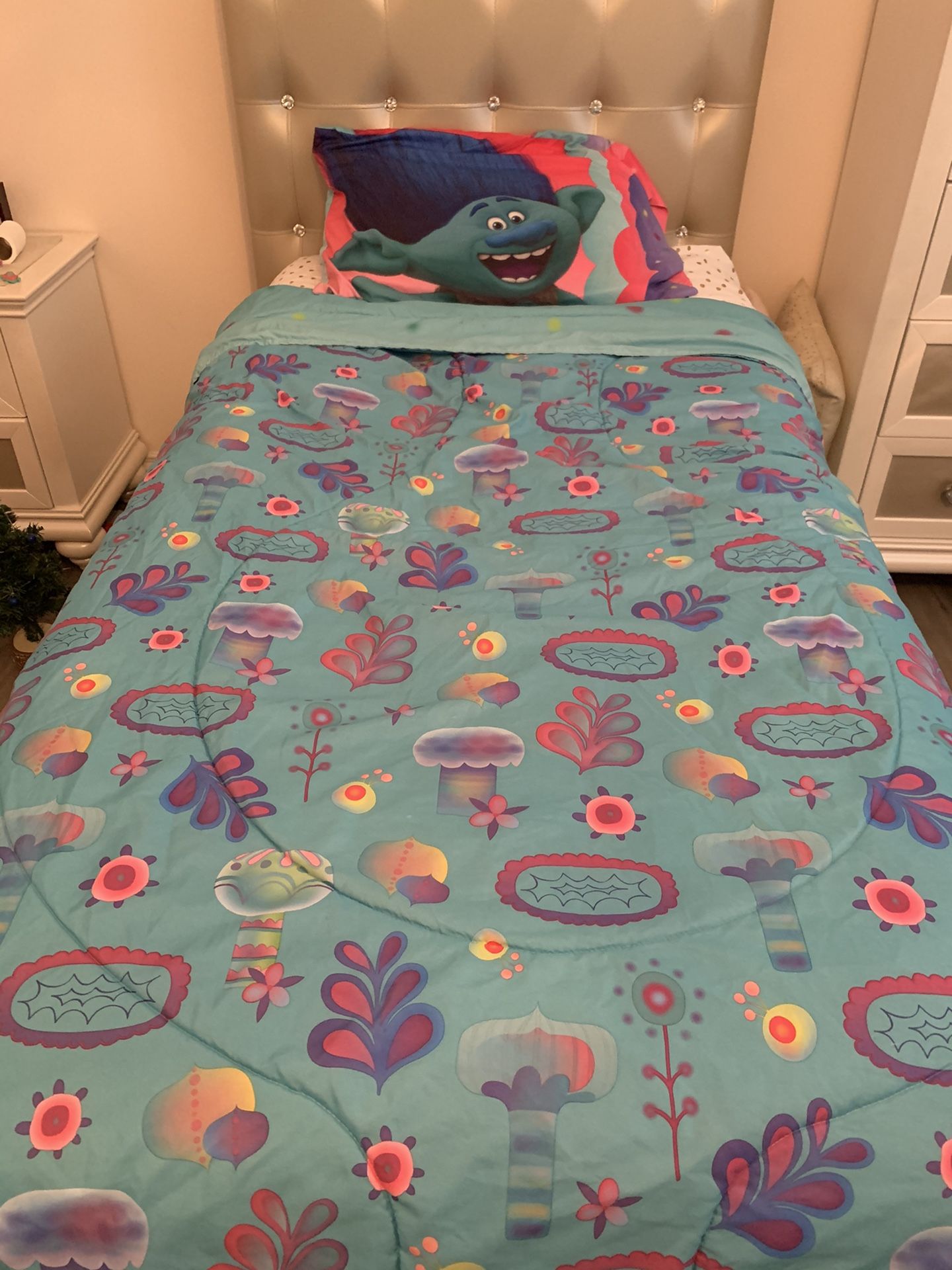 Reversible Trolls Twin Bedding Set