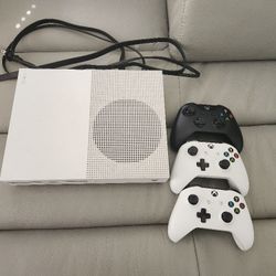 Xbox One S with three controllers 