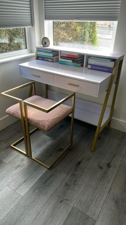 Gorgeous modern Desk with Design Chair  - Like New!