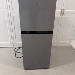 Midea 4.5 cu ft Mini Fridge With Freezer 