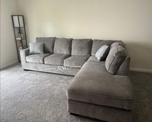 Alloy Sectional Couch W Chaise Color Options Fast and Only $39 Down Payment 👉 PLEASE ASK FOR JON GREEN WHEN YOU ARRIVE!