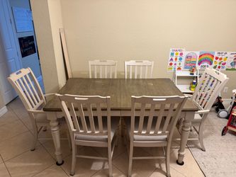 Dining room table + 6 cushioned chairs