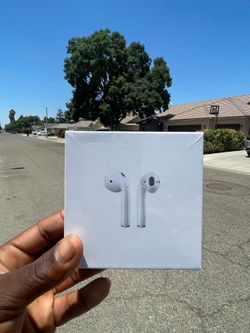 Apple AirPods with wireless charging case