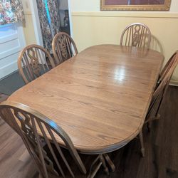 Oak Table With 2 Leaves And 5 Chairs