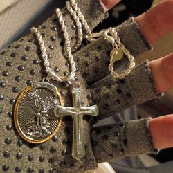 Rope chain with cross and saint Michael pendant 1with prayer on back in perfect condition