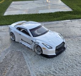 200mm 1/10 Nissan R35 GTR with front and rear light buckets. RC body shell only