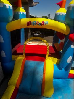 Inflatable water bounce house