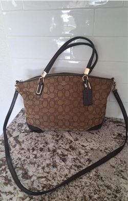 Coach Outlined Small Signature Kelsey
