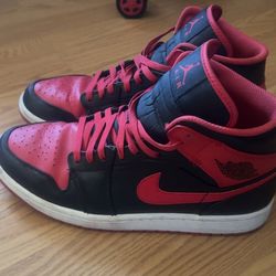 Air Jordan 1 Mid Bred
