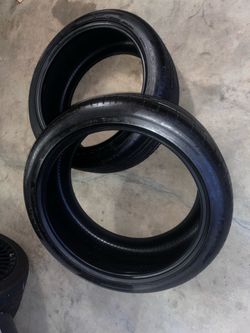 Accelera, it’s an tire, the size is 285/40
