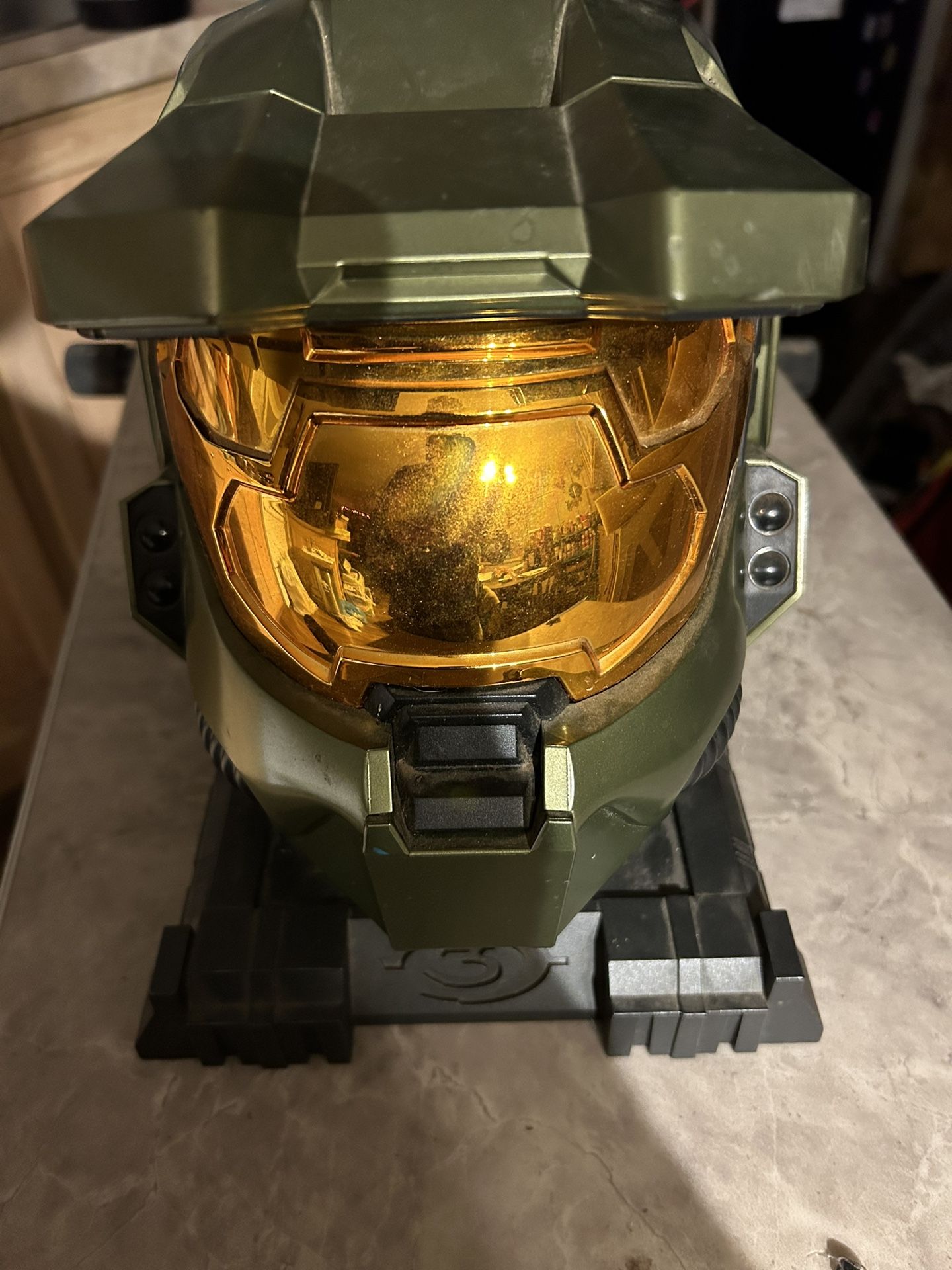 Halo 3 Legendary Edition Helmet And Stand