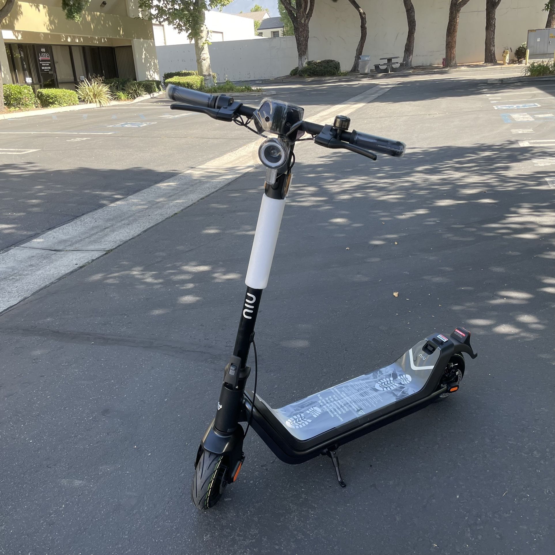 NIU KQi3 Pro Electric Scooter Foldable 31 Miles Range Top Speed 20 mph Fast Charging Battery Foldable Commuting